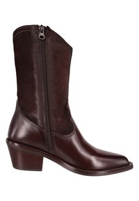 Brązowe skórzane botki za kostkę z zamszową cholewką, bocznym zamkiem błyskawicznym, spiczastym noskiem oraz niskim, nakładanym obcasem. Posiadają gładkie i fakturowane wykończenia.