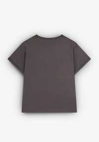 T-shirt en coton gris à manches courtes, col rond et coupe décontractée. Texture lisse, sans motifs ni embellissements visibles.