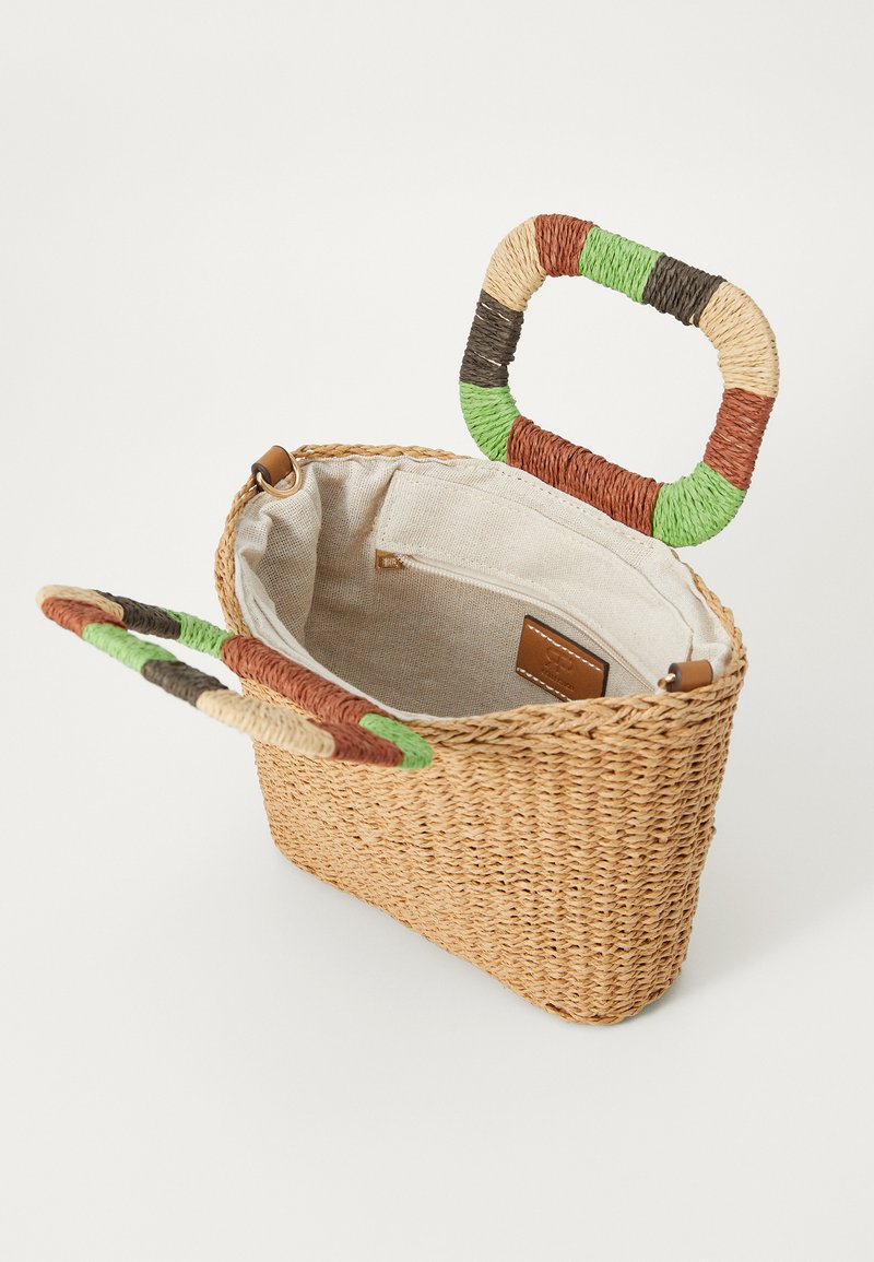Bolso de paja trenzada con forma rectangular, que presenta asas retorcidas de colores y un forro interior beige con un bolsillo con cremallera.