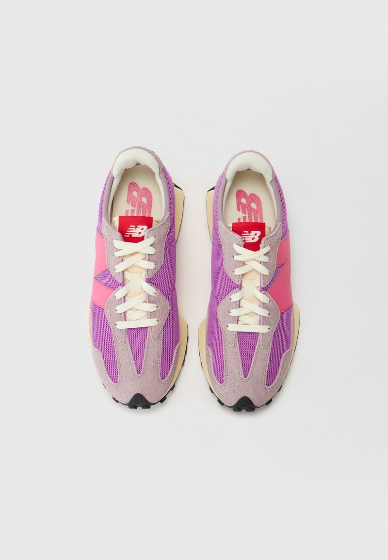 Baskets violettes et roses avec tissu en mesh, accents en daim, lacets crème et semelles en caoutchouc noir. Logo New Balance affiché sur la languette.