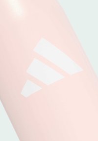 Roza bo�čica za vodu od nehrđajućeg čelika s mat završnom obradom, koja sadrži istaknuti bijeli dizajn logotipa s tri dijagonalne pruge.