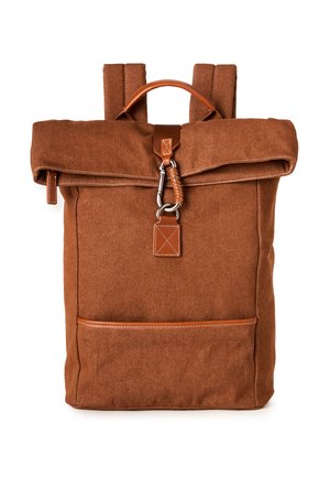 Brązowy plecak z materiału typu płótno z rolowanym zamknięciem, skórzanym uchwytem, przednią kieszenią, wyściełanymi paskami i metalowym karabińczykiem jako zapięciem.