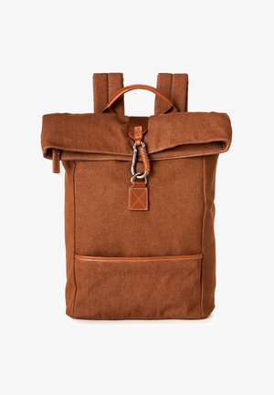 Mochila enrollable de lona marrón con asa de cuero, bolsillo frontal, correas acolchadas y cierre con mosquetón de metal.