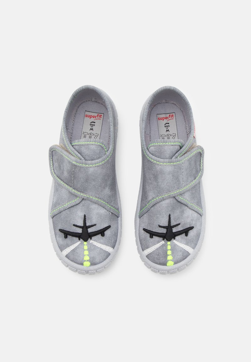 Šedé textilné slip-on topánky s čiernym motívom lietadla, so zeleným akcentom a bielym prešívaním. S suchým zipsom pre jednoduché obutie.