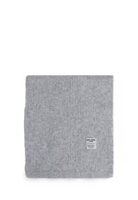 Bufanda de punto en relieve gris con una textura suave y una pequeña etiqueta de marca en la esquina inferior. Forma rectangular, bordes uniformes.