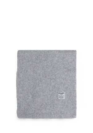 Bufanda de punto en relieve gris con una textura suave y una pequeña etiqueta de marca en la esquina inferior. Forma rectangular, bordes uniformes.