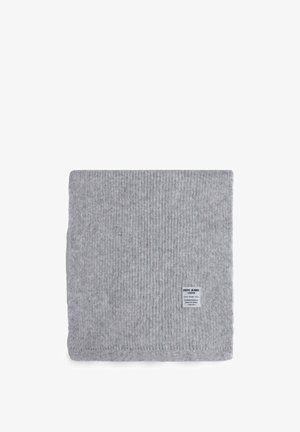 Bufanda de punto en relieve gris con una textura suave y una pequeña etiqueta de marca en la esquina inferior. Forma rectangular, bordes uniformes.