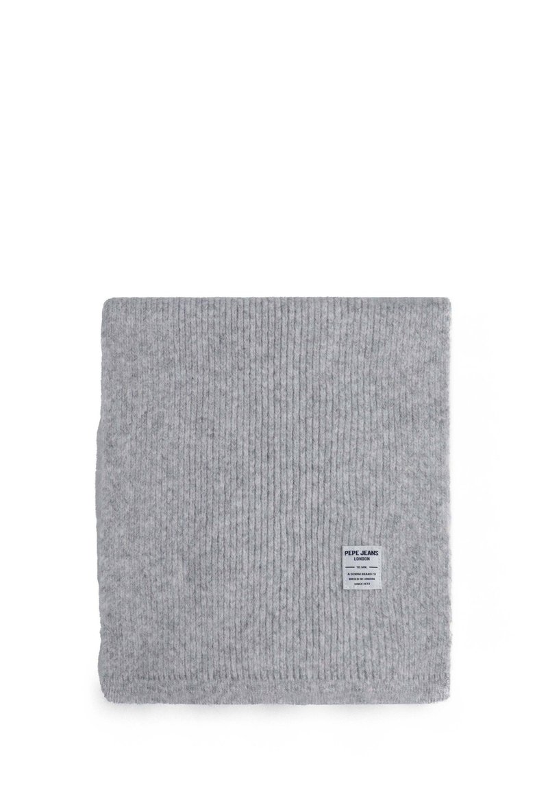 Bufanda de punto en relieve gris con una textura suave y una pequeña etiqueta de marca en la esquina inferior. Forma rectangular, bordes uniformes.