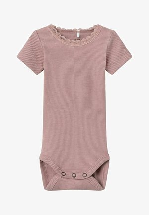 Body per bambini a maniche corte in morbido cotone rosa a coste, con bordo in pizzo attorno al collo e chiusure a pressione nella parte inferiore per un facile accesso al pannolino.