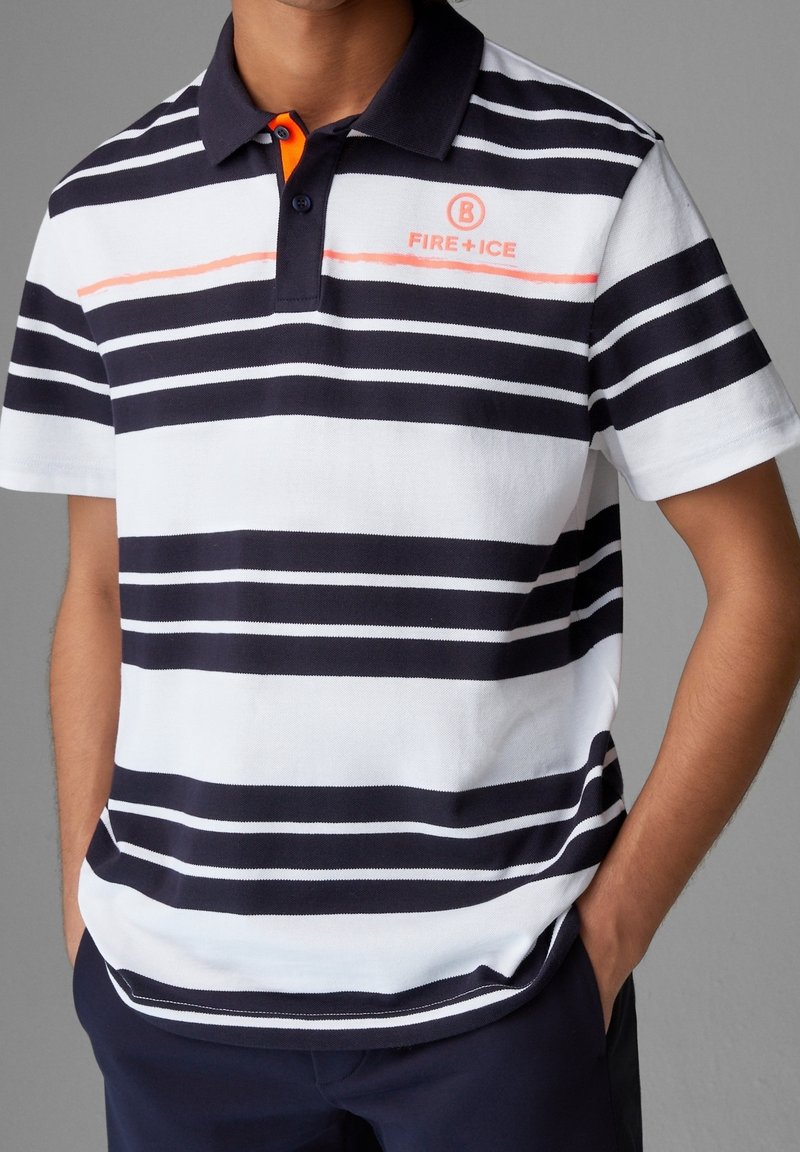 Chemise polo à rayures horizontales bleu marine et blanches avec un accent orange au col. Le matériau semble lisse ; logo sur la poitrine gauche.