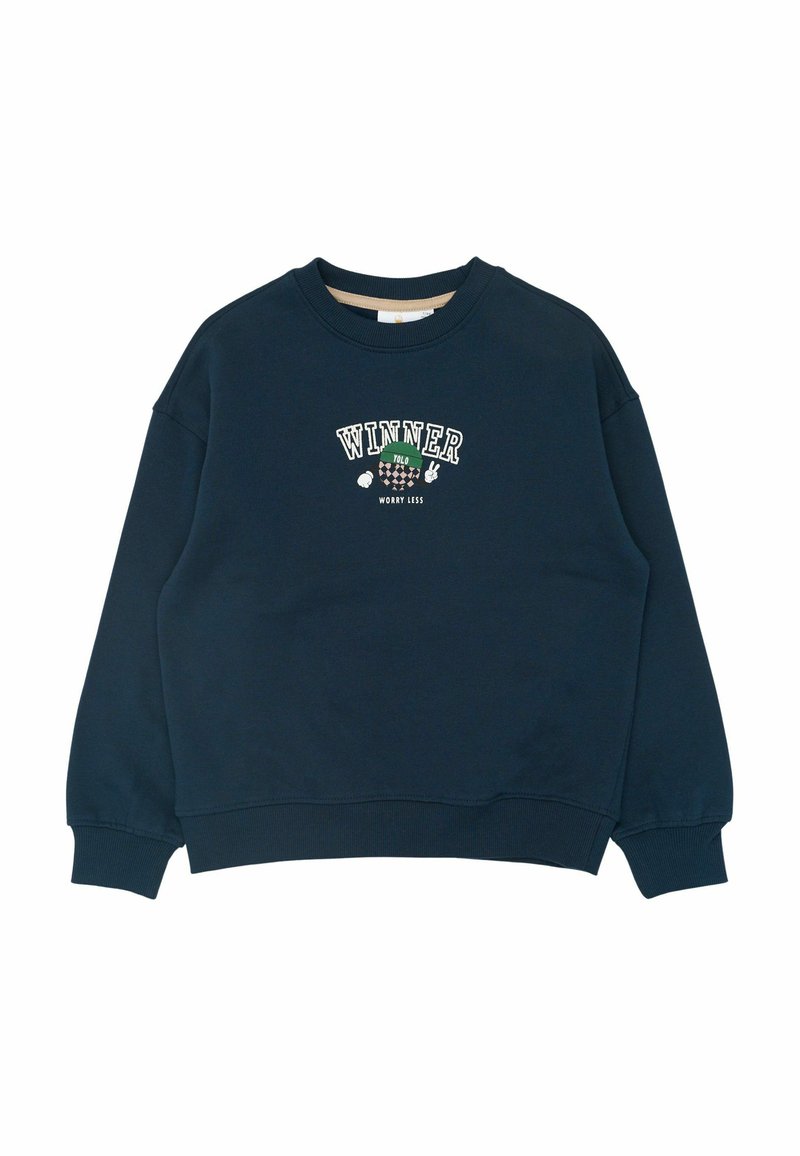 Felpa blu navy con maniche lunghe, scollo rotondo e polsini a coste. Presenta il testo "WINNER" e grafiche in ricamo bianco e verde.