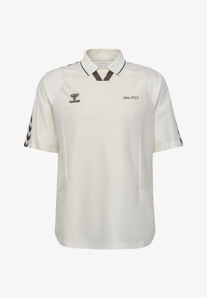 Biała sportowa koszulka z krótkim rękawem z czarnymi paskami w kształcie szewronów na rękawach, czarne logo na lewej piersi i tekst "since 1923" na prawej piersi.