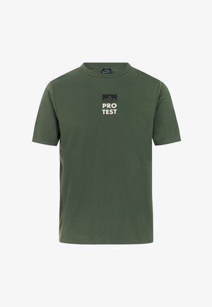 Olivgrünes kurzärmeliges T-Shirt aus strukturiertem Stoff. Es zeigt ein zentrales Logo mit "PRO TEST" und einem Bergmotiv in kontrastierenden Farben.