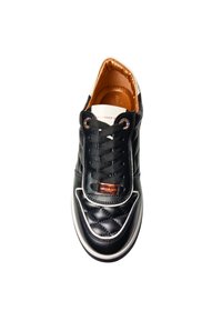Schwarzer Sneaker mit einem gesteppten Muster, rundem Zehenbereich, kontrastierenden weißen Akzenten, braunem Innenfutter und schwarzen Schnürsenkeln. Bronze-Logo auf der Seite.