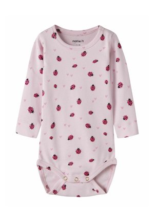 Roze babyromper met lange mouwen, drukknopen en een patroon van rode lieveheersbeestjes en kleine roze hartjes.