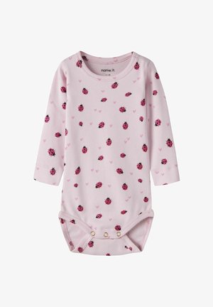 Roze babyromper met lange mouwen, drukknopen en een patroon van rode lieveheersbeestjes en kleine roze hartjes.