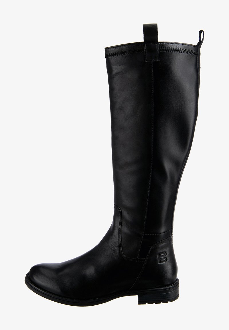 Bota de cuero negro hasta la rodilla con un acabado suave, punta redondeada, costuras sutiles y una lengüeta en la parte posterior. Suela texturizada para mayor agarre.