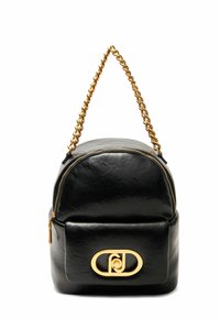 Zaino in pelle nera con forma arrotondata, tracolla in catena dorata, chiusura con zip e un logo dorato ben visibile sulla tasca frontale.