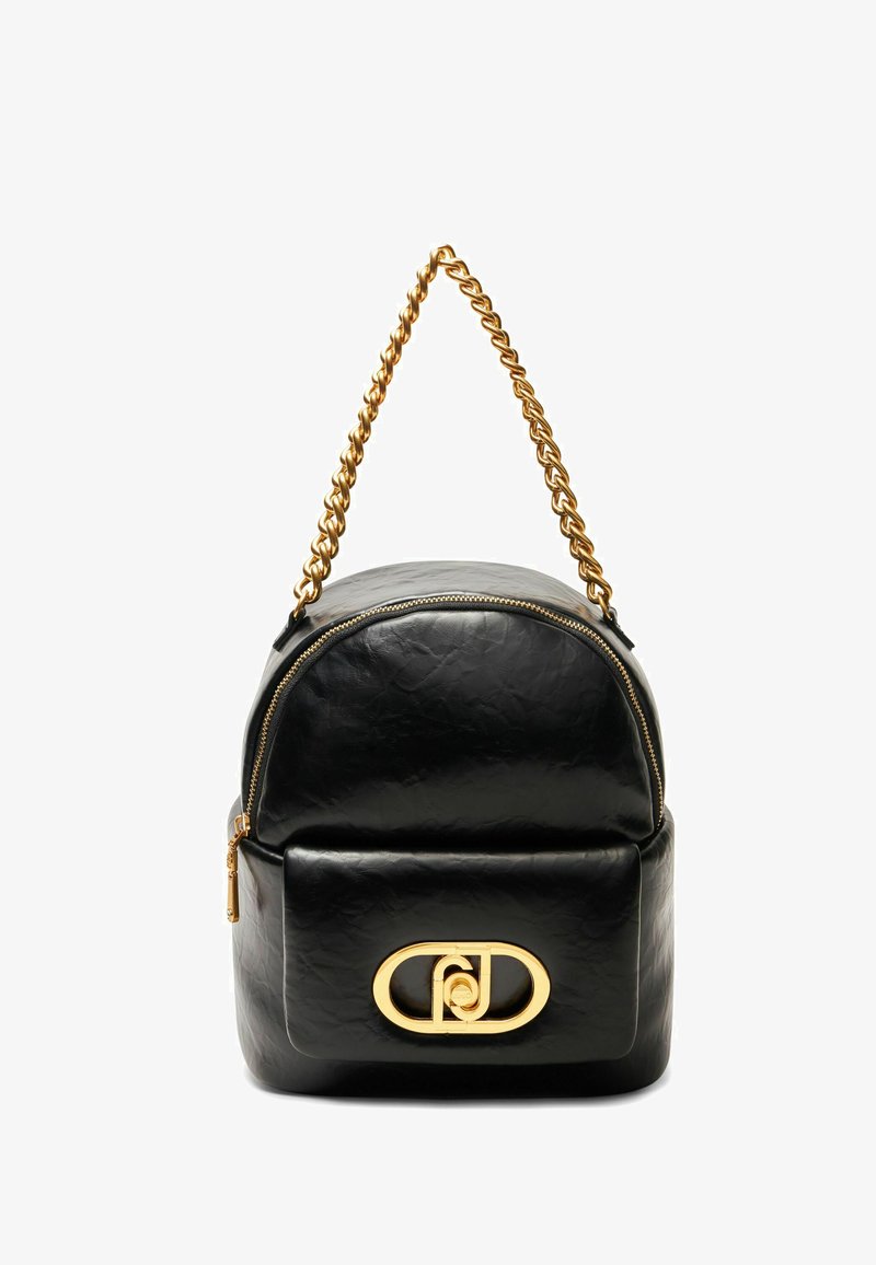 Zaino in pelle nera con forma arrotondata, tracolla in catena dorata, chiusura con zip e un logo dorato ben visibile sulla tasca frontale.