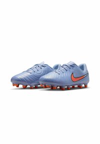 Blaue synthetische Fußballschuhe mit strukturierter Oberfläche, orangen Akzenten und schwarzen Details. Verfügt über eine Schnürung und ein geformtes, unterstützendes Design.