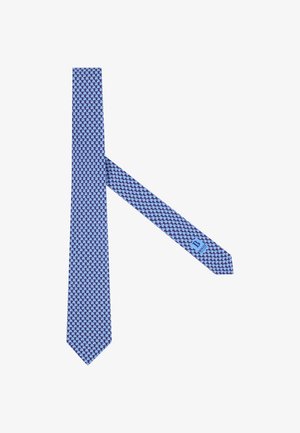 Cravatta blu di seta con motivo ripetuto di delfini azzurri e logo del marchio "B" visibile vicino all'estremità stretta, posata distesa su sfondo bianco.