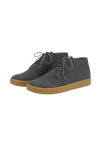 Botas de tobillo de ante gris con una superficie texturizada, punta redonda y un cordón mínimo. Presentan una suela de goma marrón claro para un contraste adicional.