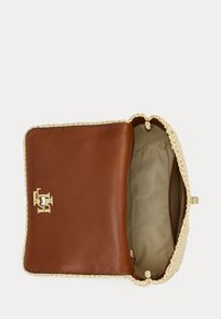 Μικρή πλεκτή τσάντα από άχυρο με ανοιχτό πτερύγιο από ταμπά δέρμα, χρυσό κούμπωμα και εσωτερικό με ύφασμα μπεζ και πλαϊνή τσέπη.