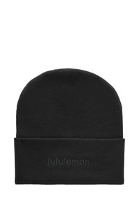 Czarna czapka-beanie z miękkiej dzianiny, z zagiętym mankietem i wytłoczonym logo na przodzie. Prosty design, gładka tekstura.