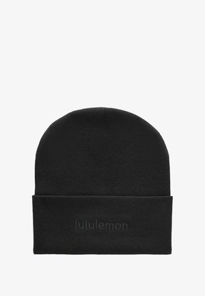 Czarna czapka-beanie z miękkiej dzianiny, z zagiętym mankietem i wytłoczonym logo na przodzie. Prosty design, gładka tekstura.