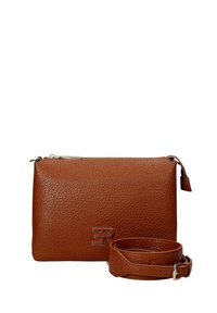 Borsa a clamore in pelle marrone con superficie texturizzata, dotata di chiusura con zip, tracolla rimovibile e dettaglio logo impresso.