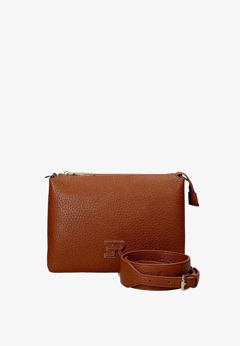 Borsa a clamore in pelle marrone con superficie texturizzata, dotata di chiusura con zip, tracolla rimovibile e dettaglio logo impresso.