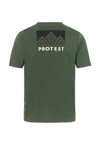 Camiseta verde de manga corta con un tejido texturizado. Presenta un panel cuadrado negro en la espalda con gráficos de montañas y la palabra "PROTEST" en blanco.