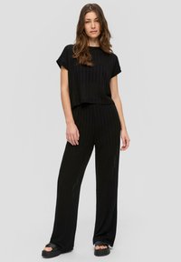 Zwart geribbeld twee-delig outfit met een cropped top met korte mouwen en wijde broekspijpen, beide in een zachte, lichte stof.