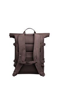 La mochila marrón con tapa enrollable cuenta con un respaldo de malla acolchada, correas ajustables, múltiples hebillas y un acabado texturizado para mayor durabilidad.