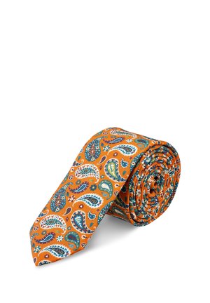 Oransje slips rullet opp, med et fargerikt paisleymønster i blått, grønt, hvitt og rødt på stoff med en glatt tekstur.