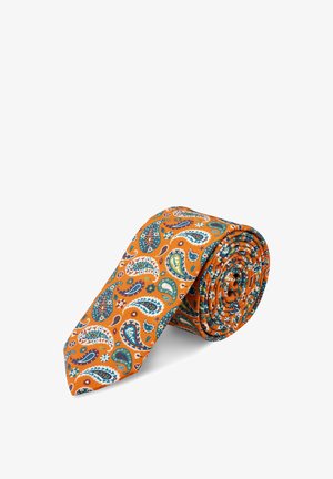 Orange slips, rullet sammen, med et farverigt paisley-mønster i blå, grøn, hvid og rød på stof med en glat tekstur.