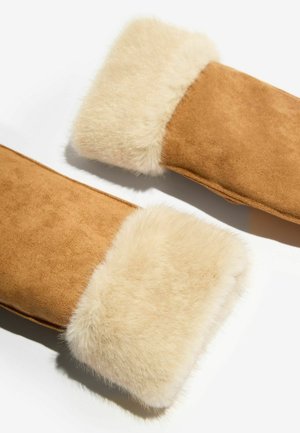 Braune Wildleder-Fäustlinge mit cremefarbenem Kunstfellbund. Weiche Textur, einfaches Design und eine enge Passform für Wärme bei kaltem Wetter.