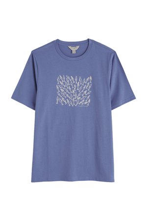 Korte mouw T-shirt van lichtblauwe stof met een afbeelding van talrijke kleine vissen in witte omtrek, gecentreerd op de voorkant.