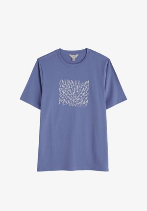 Korte mouw T-shirt van lichtblauwe stof met een afbeelding van talrijke kleine vissen in witte omtrek, gecentreerd op de voorkant.