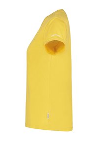 Gul t-shirt med kort ärm tillverkad av slät tyg, med rund halsringning och en liten logotyp på ärmen. Enkelt, figurnära utförande.
