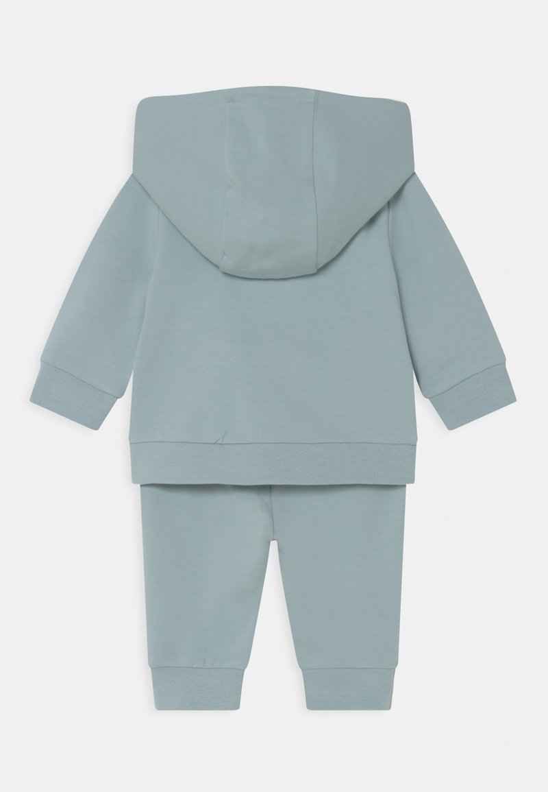Kinder Jumpsuits & Playsuits | Calvin Klein Jeans STACK LOGO ZIP THROUGH UNISEX SET Trainingsjacke muted aqua/hellblau - KR10012 Kinder Jumpsuits & Playsuits | Calvin Klein Jeans STACK LOGO ZIP THROUGH UNISEX SET Trainingsjacke muted aqua/hellblau - KR10012