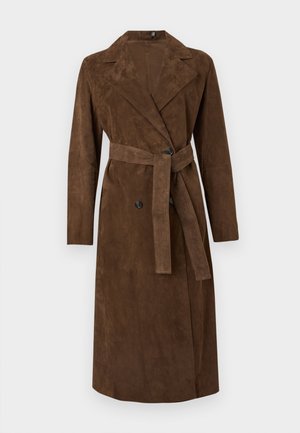 Long manteau trench en daim marron avec de larges revers, des boutons croisés double boutonnage, et une ceinture assortie nouée à la taille.