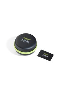 Custodia circolare nera con una cerniera verde brillante, caratterizzata dal logo "aramco Formula One Team". Include un biglietto nero con lo stesso brand.