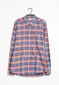 Koszula w kratę z długim rękawem w czerwono-niebiesko-białym wzorze, wykonana z materiału, z kołnierzykiem zapinanym na guziki i detalem logo na klatce piersiowej.