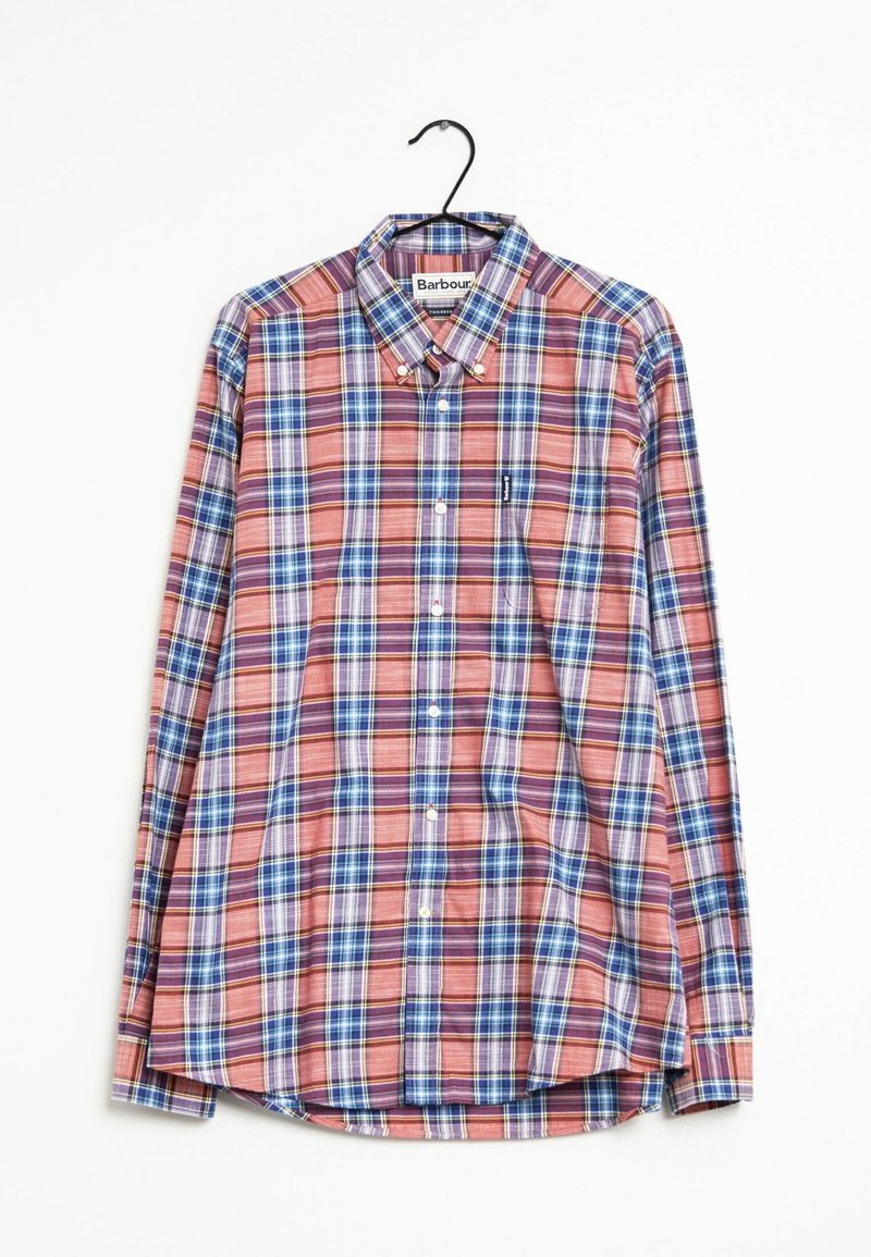 Koszula w kratę z długim rękawem w czerwono-niebiesko-białym wzorze, wykonana z materiału, z kołnierzykiem zapinanym na guziki i detalem logo na klatce piersiowej.