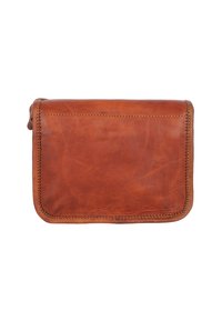 Pochette zip in pelle marrone con cuciture visibili attorno ai bordi, piatta e rettangolare, mostrata su uno sfondo bianco.