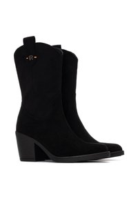 Stivali da cowboy in suede nero con punta affusolata, tacco a blocco e cuciture decorative; presenta un piccolo logo e un passante alla collare.