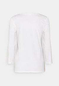 Weißes Langarmshirt mit Rundhalsausschnitt, aus weichem Baumwollstoff, mit einem schlichten Design und normaler Passform, glatte Textur.