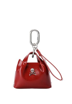 Pequeña llavero brillante rojo para bolso con emblema plateado de calavera y huesos cruzados, con un gran mosquetón plateado y una correa roja para la muñeca.