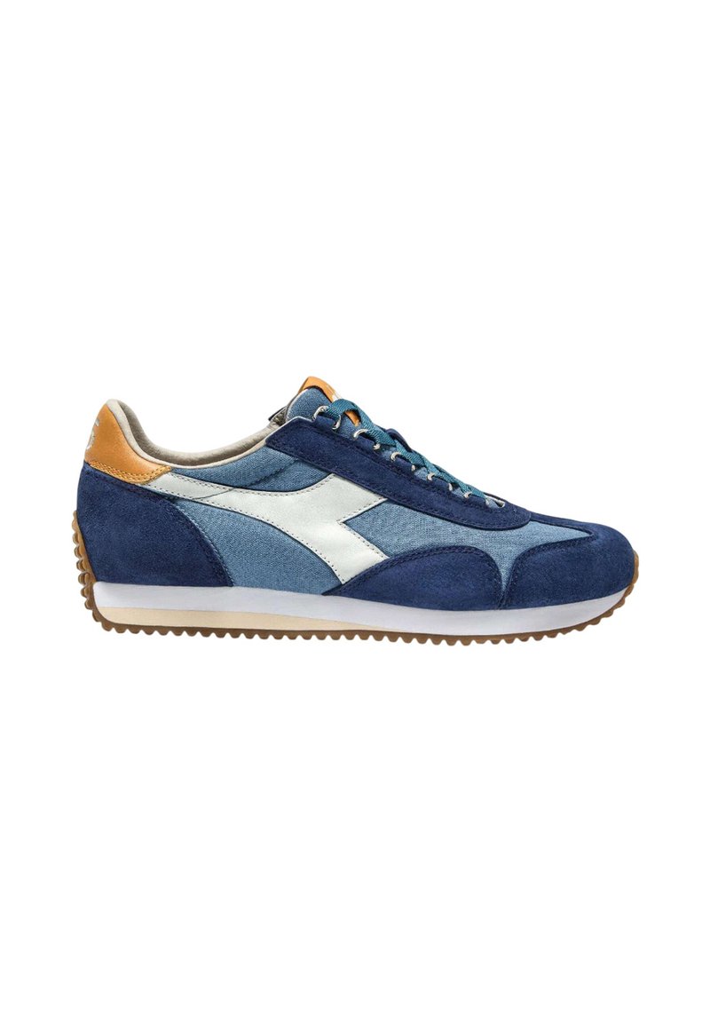 Sneaker caratterizzato da un mix di suede blu scuro e denim blu chiaro, con accenti bianchi e un tacco in pelle beige, suola in gomma testurizzata.